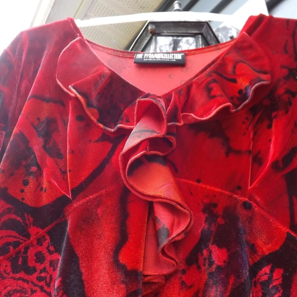 Red & black floral ruffled Pyramid Collection top - Picture 3 of 4